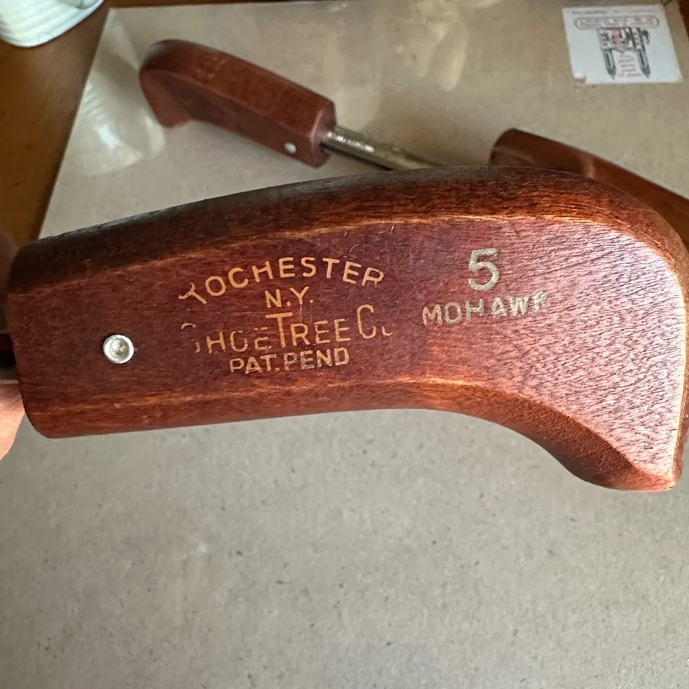 TOCHESTER Adjustable Men's Shoe Trees - Brown Wooden Finish - Picture 2 of 9